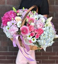 Цветочная композиция из Розы, Хризантемы, Пионы и Лизиантусы в корзине в Степном Ставропольский край