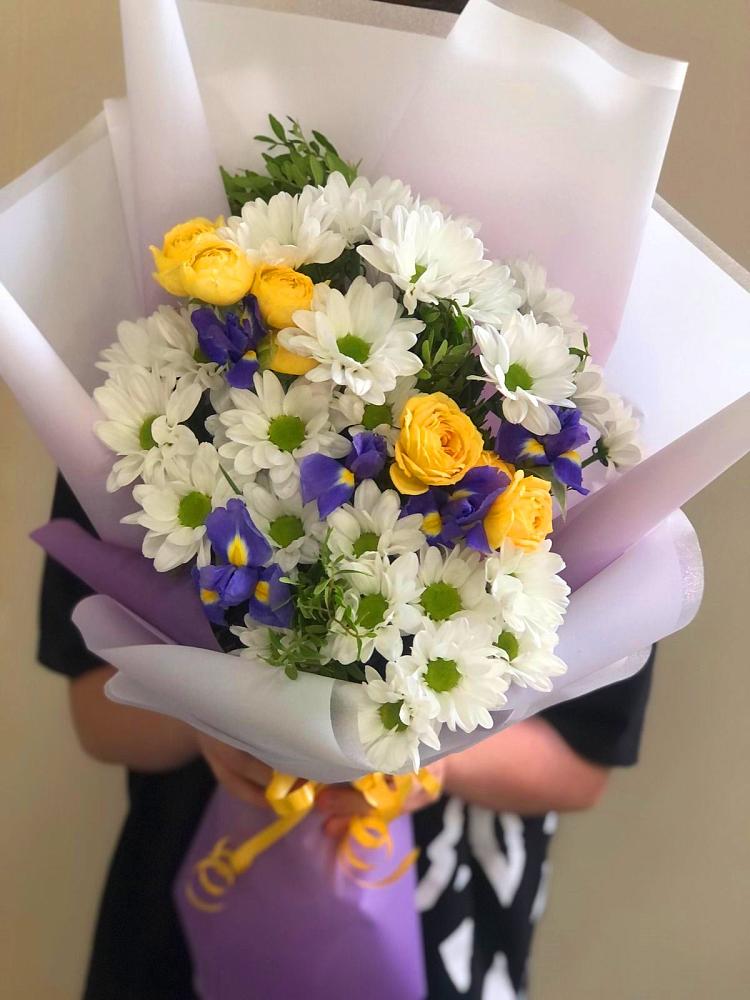 Букет цветов из: Ирисы, Хризантемы и Розы в Степном Ставропольский край