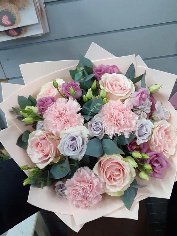 Букет цветов из: Розы, Гвоздики и Лизиантусы в Степном Ставропольский край