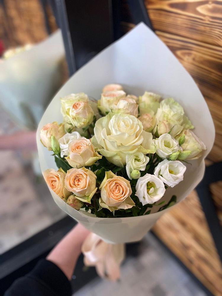 Букет цветов из: Розы и Лизиантусы в Степном Ставропольский край